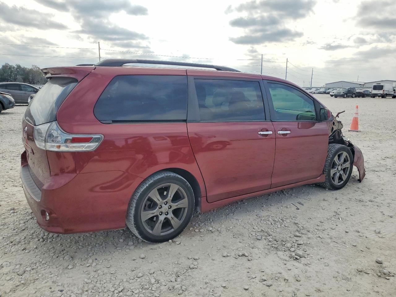 2017 TOYOTA SIENNA SE 8-PASSENGER photo 3
