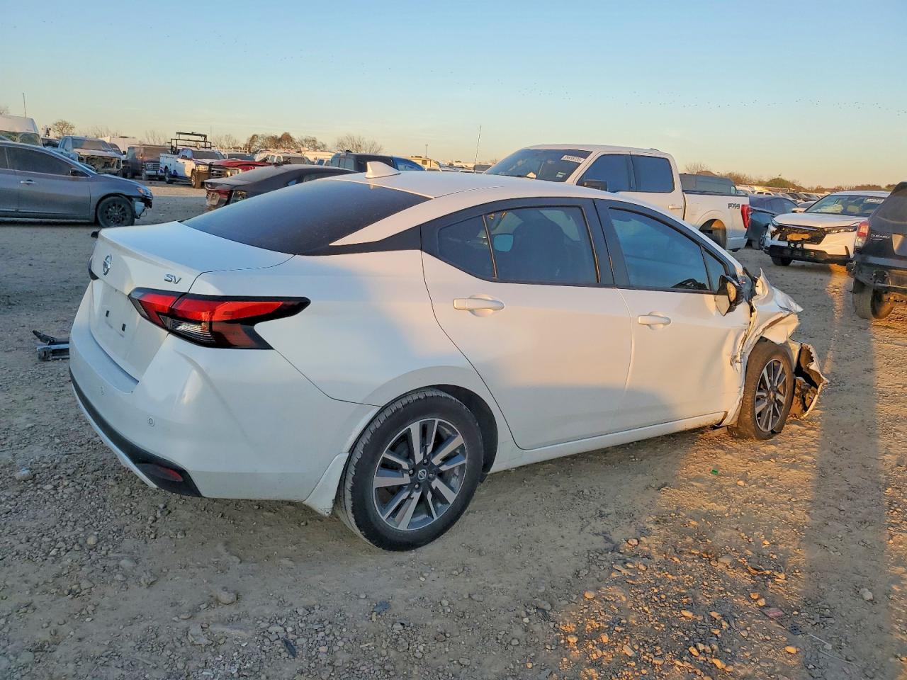 2020 NISSAN VERSA SV photo 3