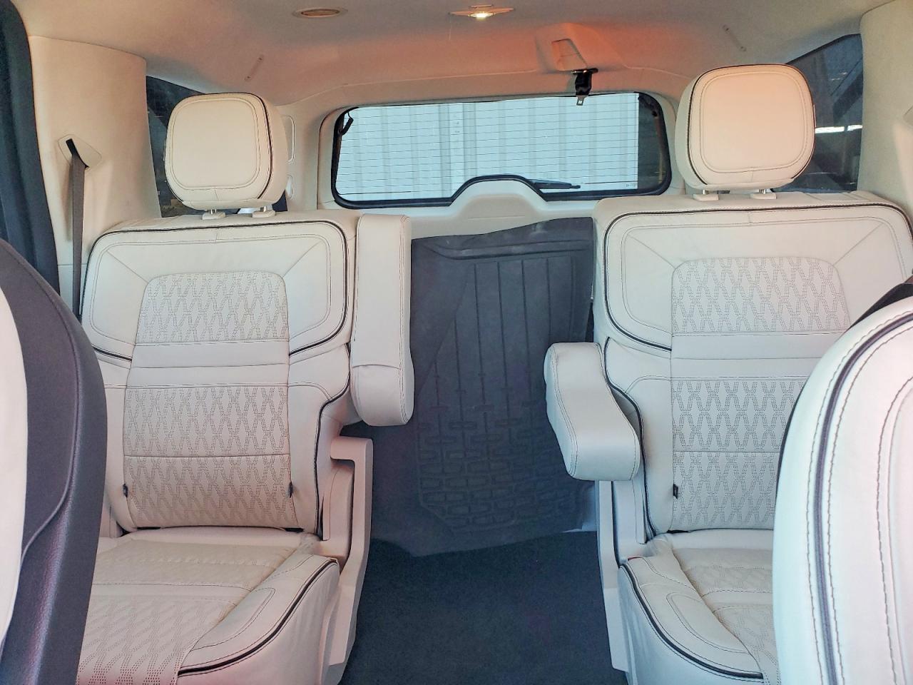 2024 LINCOLN NAVIGATOR BLACK LABEL photo 10