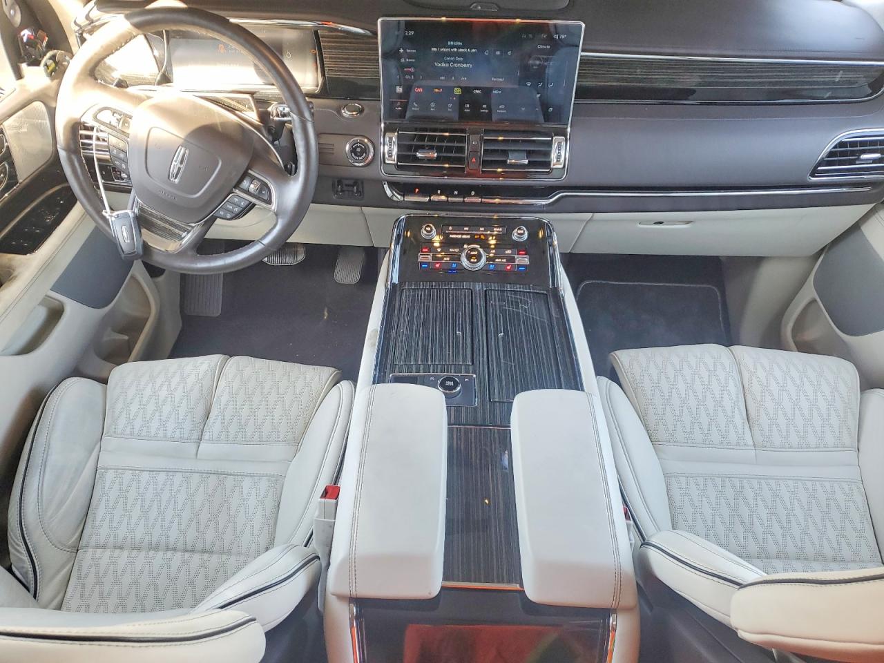 2024 LINCOLN NAVIGATOR BLACK LABEL photo 8