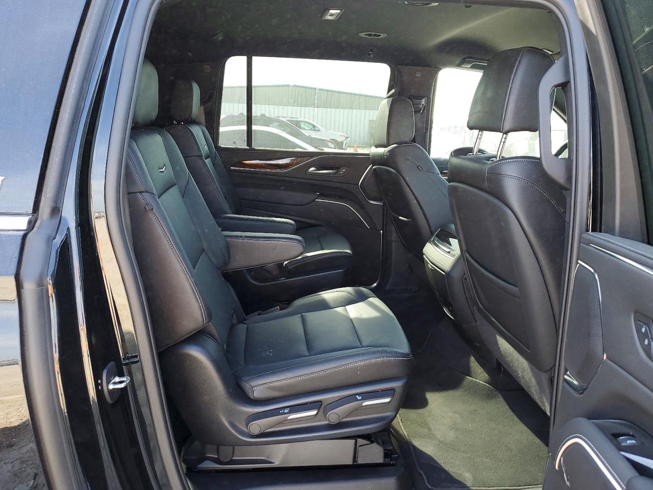 2024 CADILLAC ESCALADE ESV LUXURY photo 11