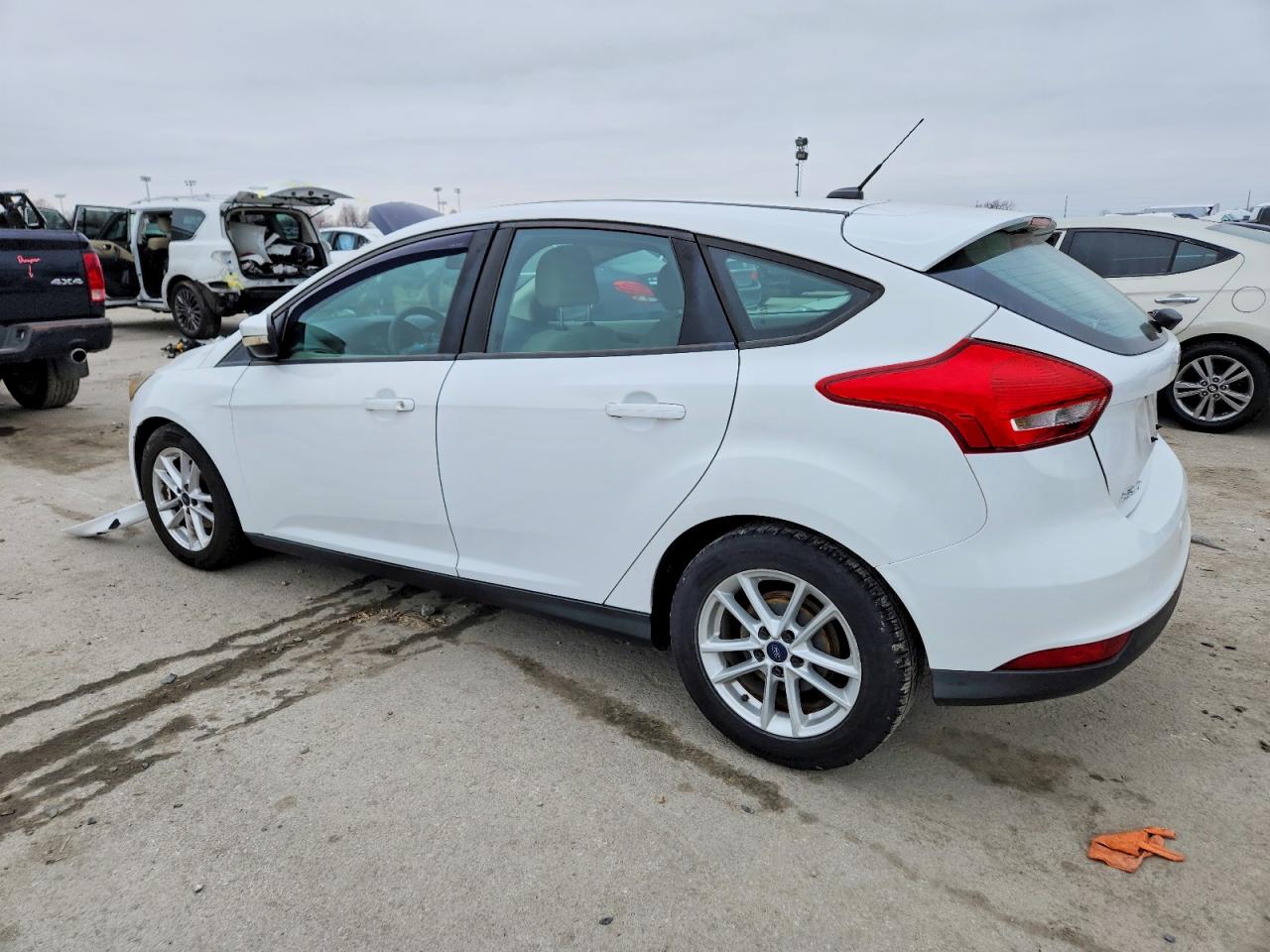 2015 FORD FOCUS SE photo 2