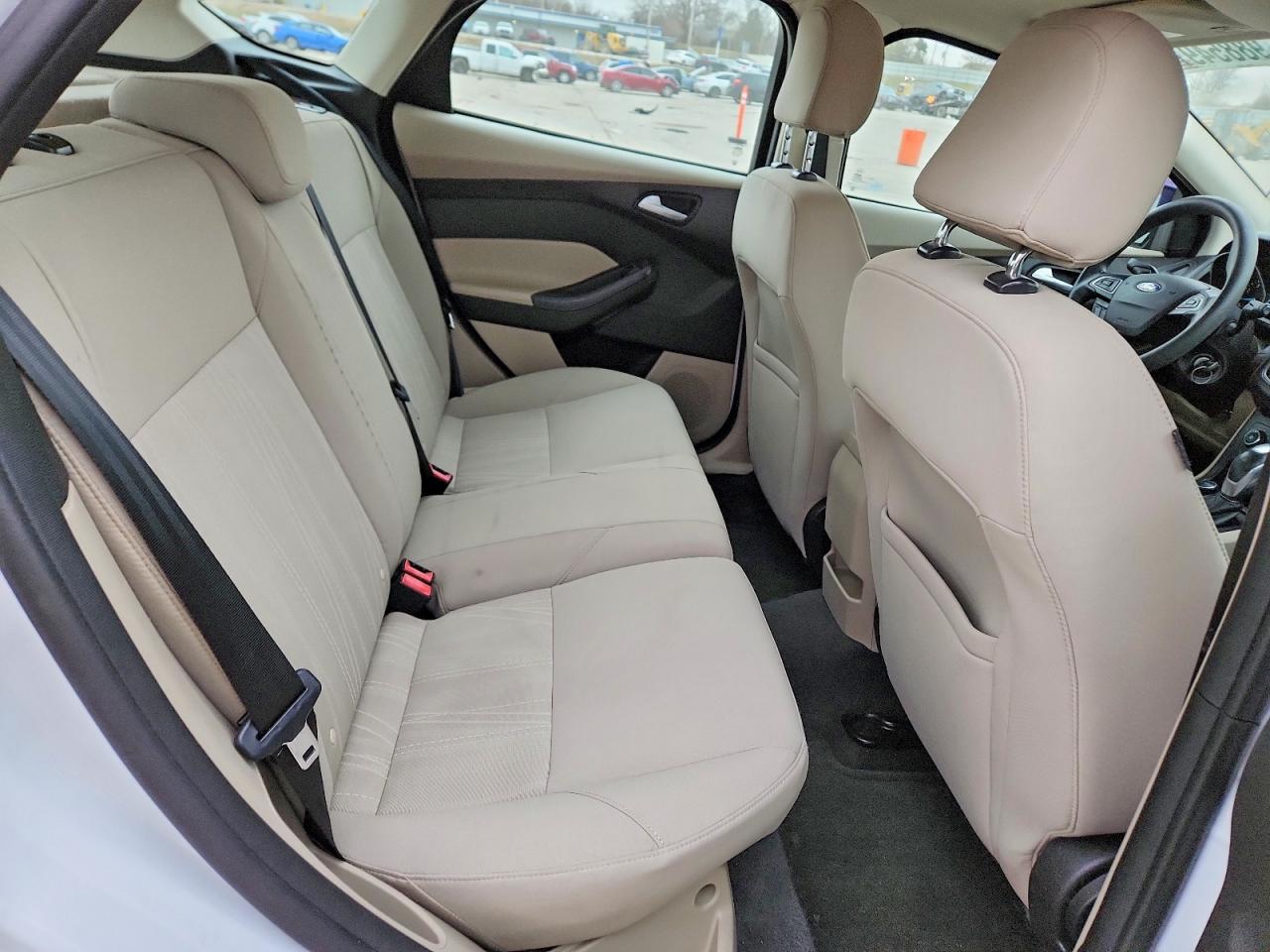 2015 FORD FOCUS SE photo 10
