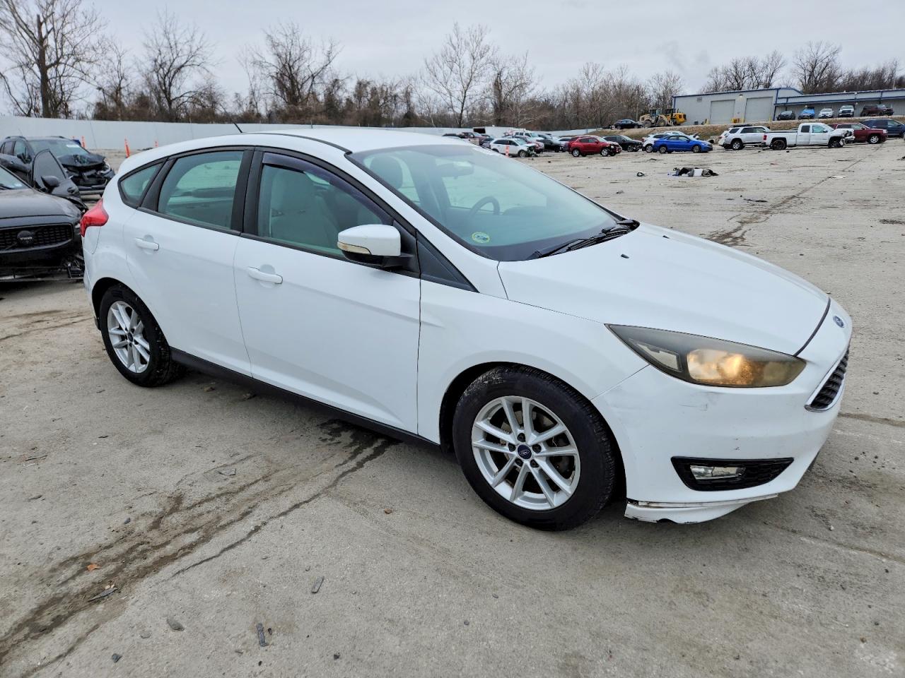 2015 FORD FOCUS SE photo 4
