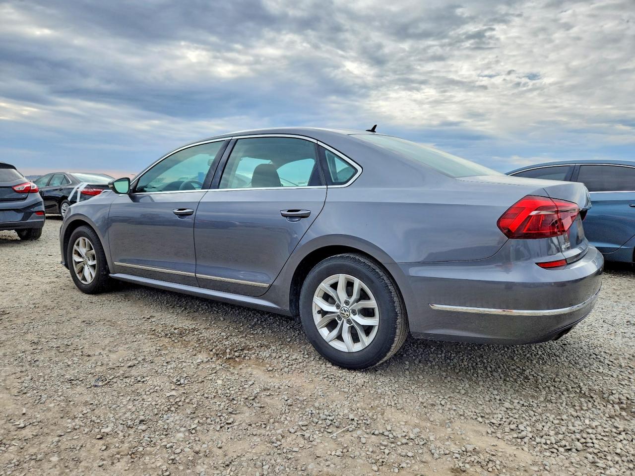 2017 VOLKSWAGEN PASSAT S photo 2