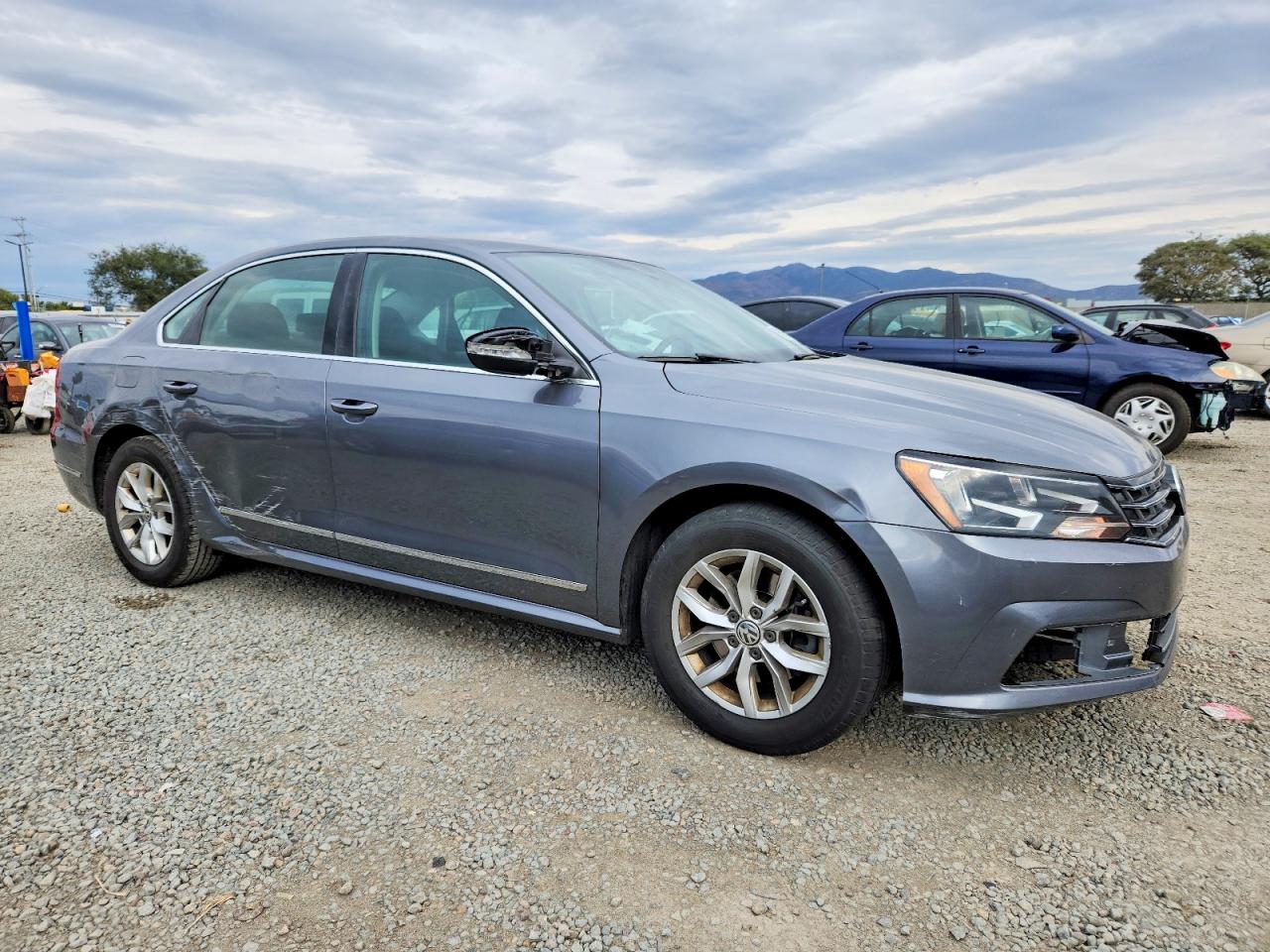 2017 VOLKSWAGEN PASSAT S photo 4
