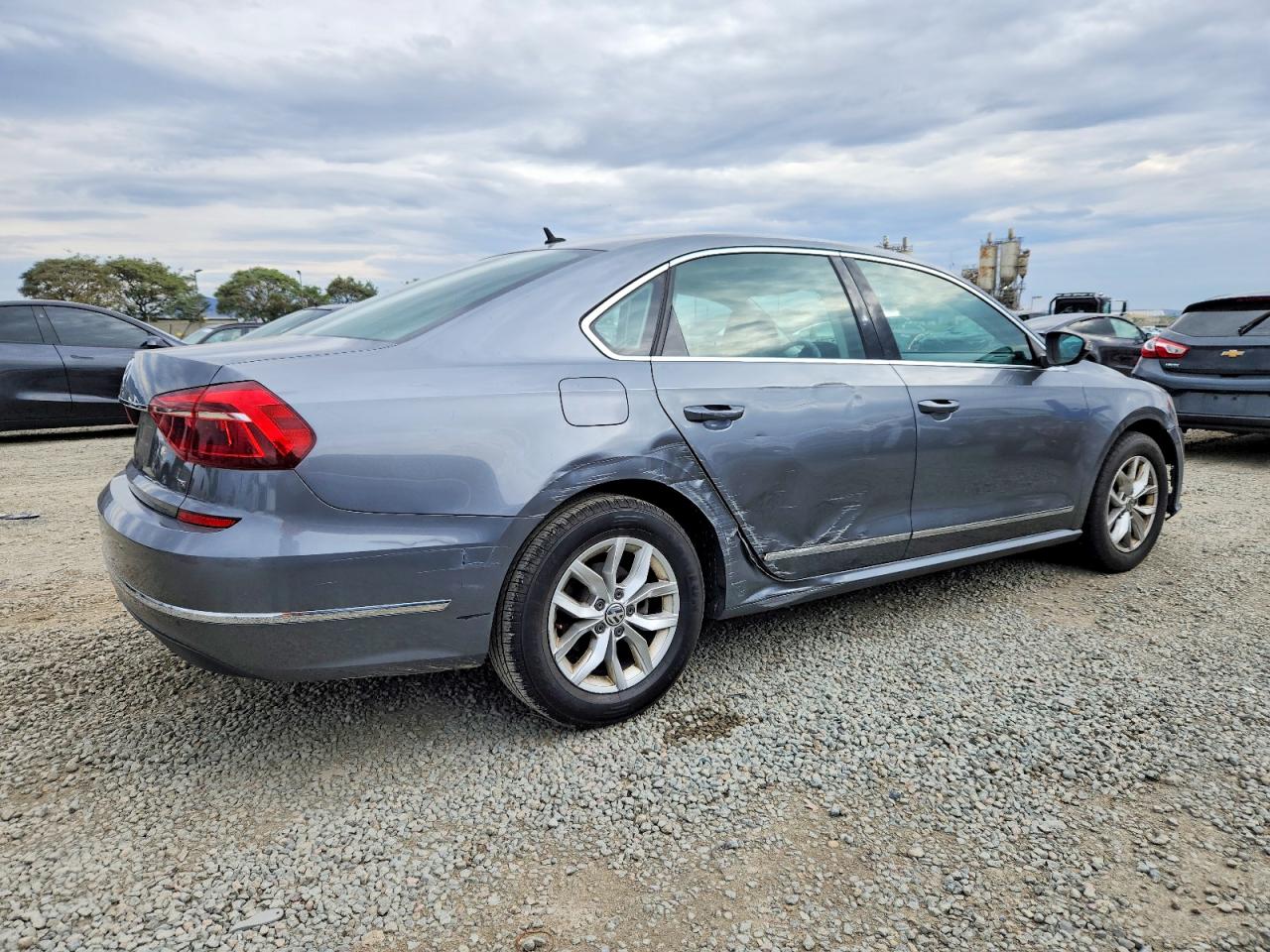 2017 VOLKSWAGEN PASSAT S photo 3