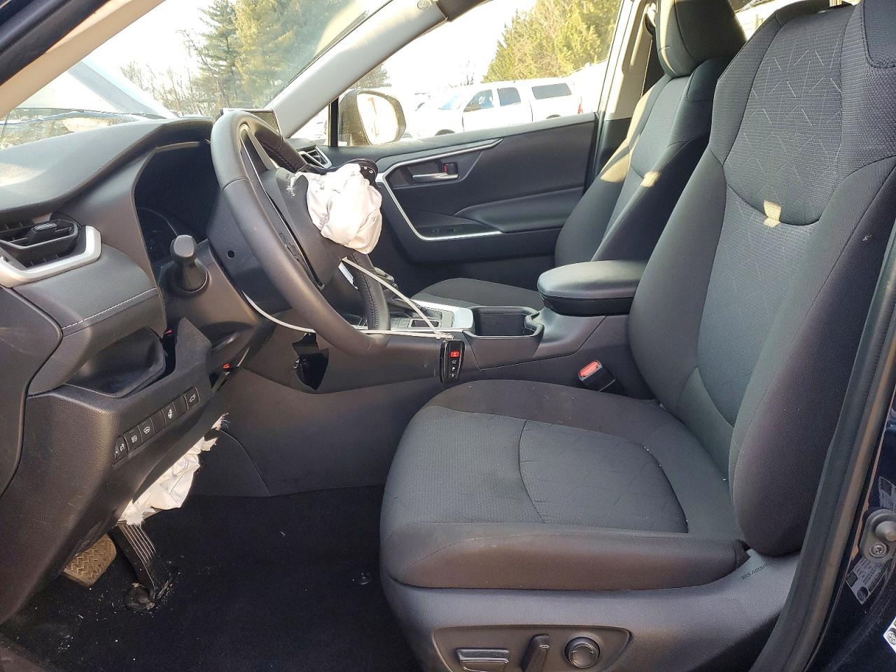 2025 TOYOTA RAV4 XLE photo 13