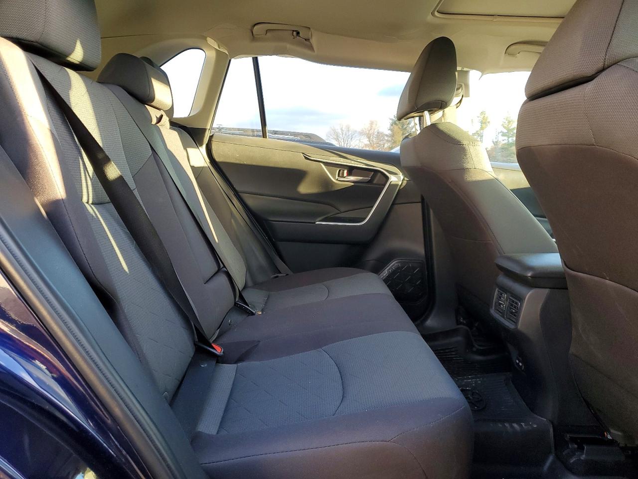 2025 TOYOTA RAV4 XLE photo 21