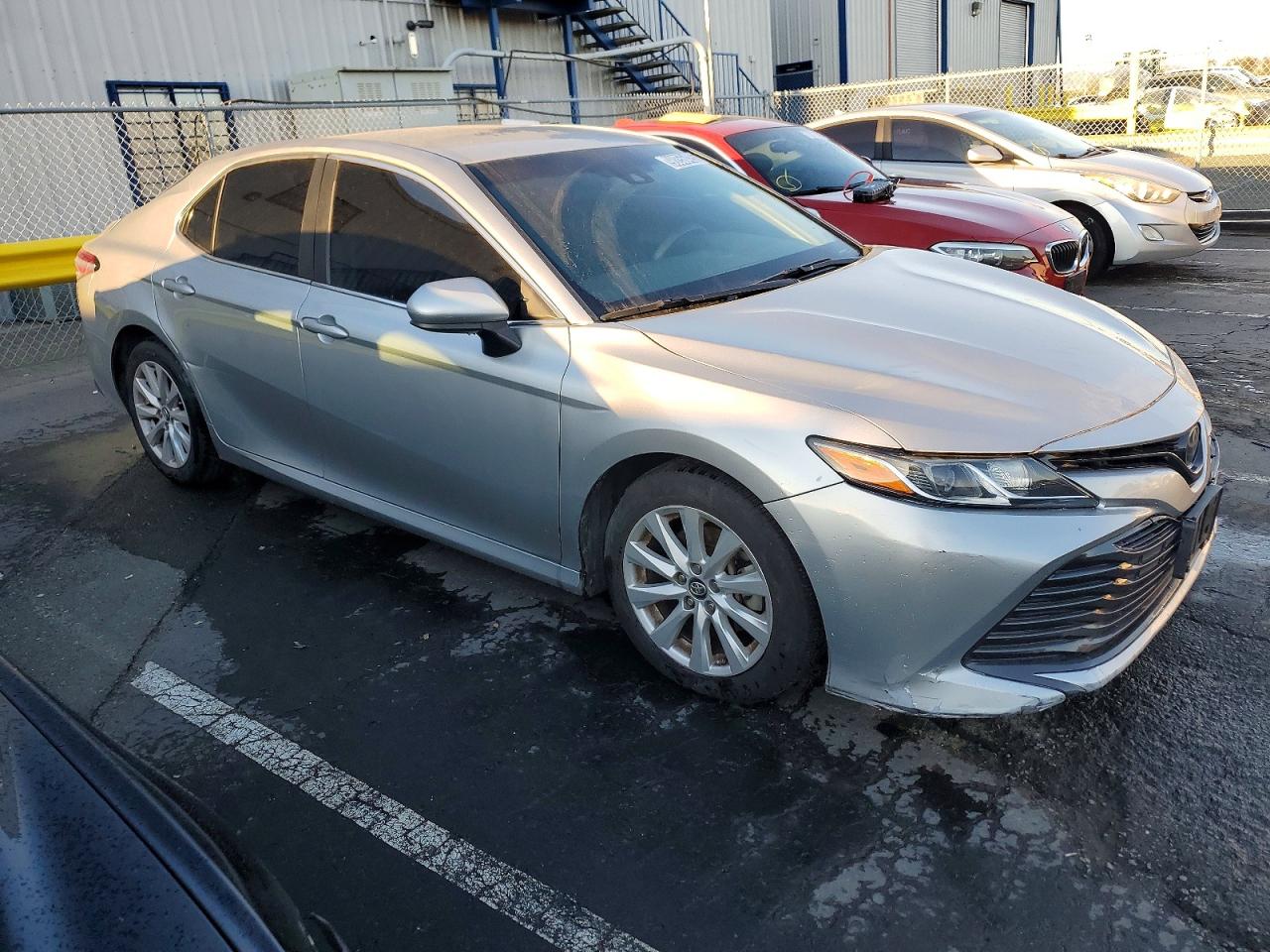 2018 TOYOTA CAMRY LE photo 4