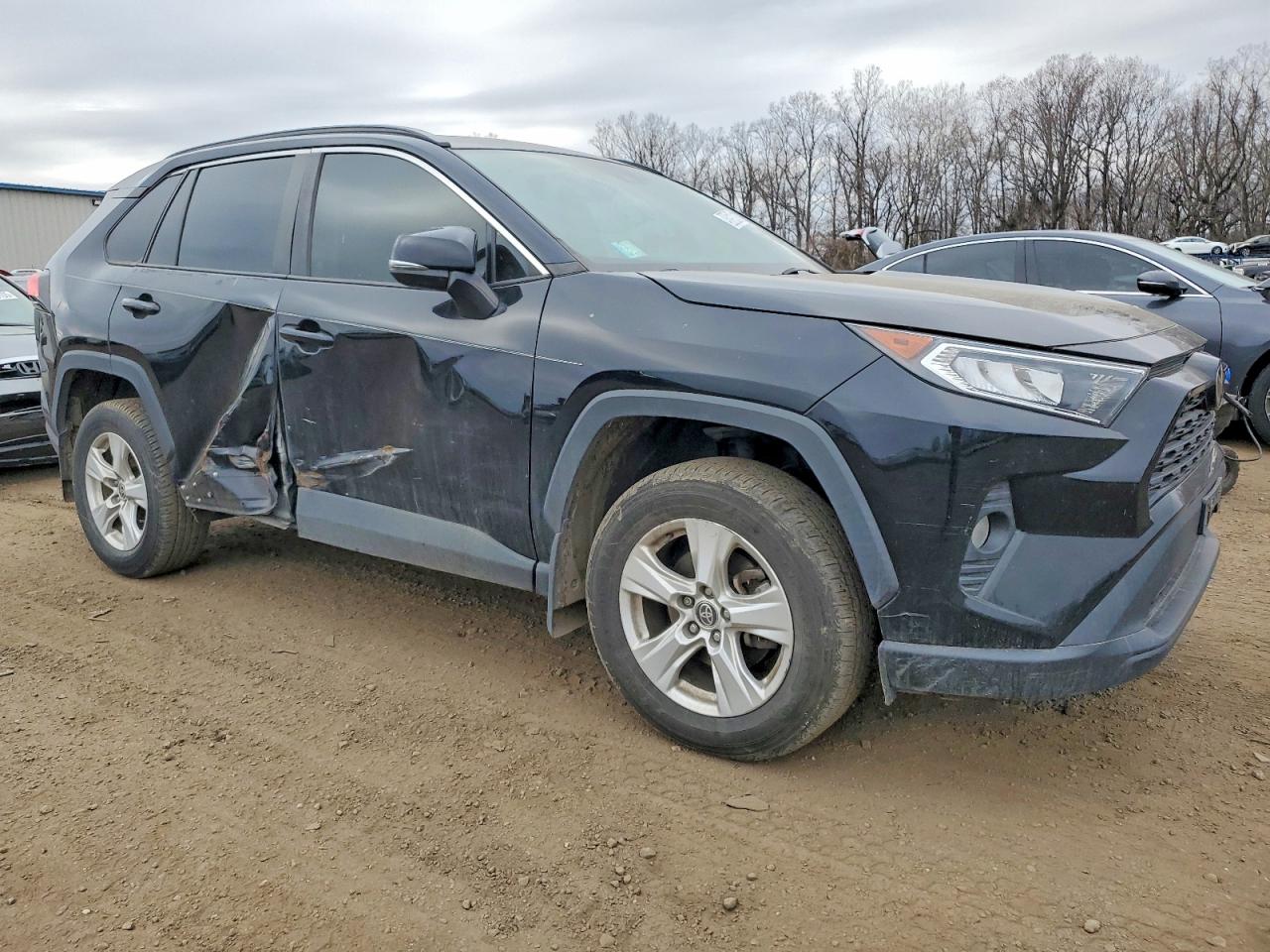 2021 TOYOTA RAV4 XLE photo 4