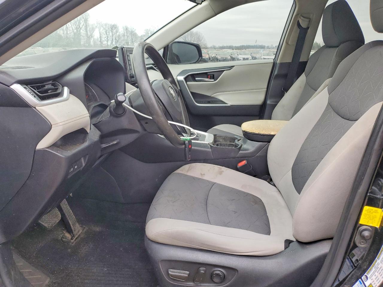 2021 TOYOTA RAV4 XLE photo 7