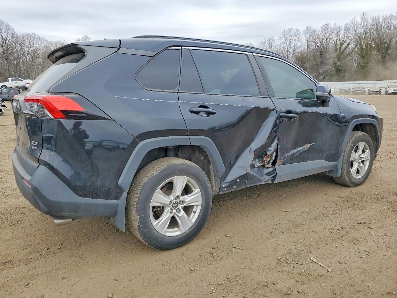 2021 TOYOTA RAV4 XLE photo 3