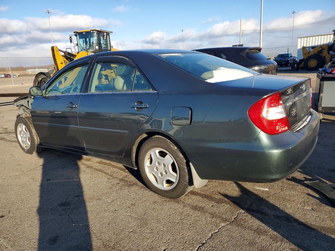 2002 TOYOTA CAMRY LE photo 2