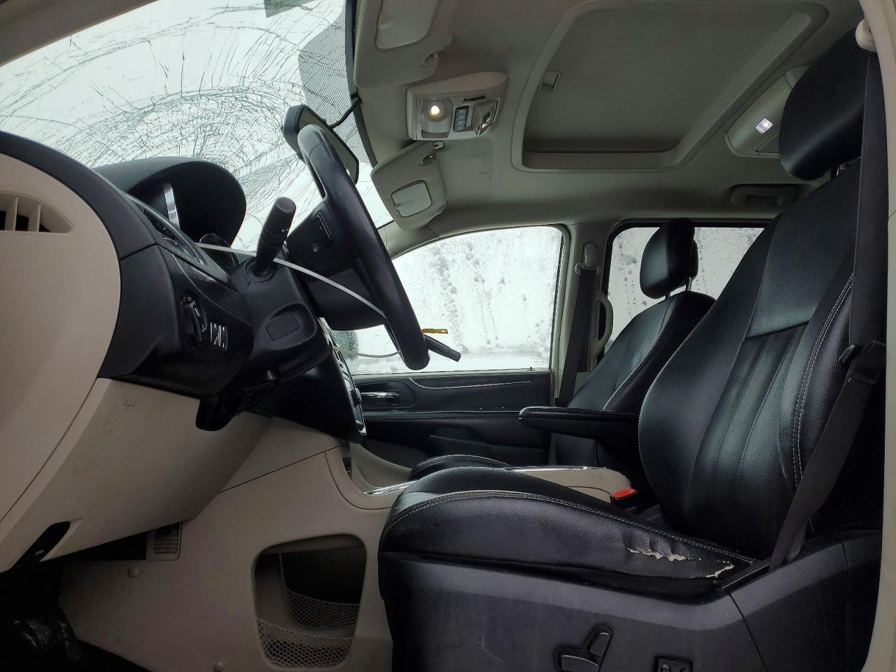 2015 CHRYSLER TOWN & COUNTRY TOURING L photo 7