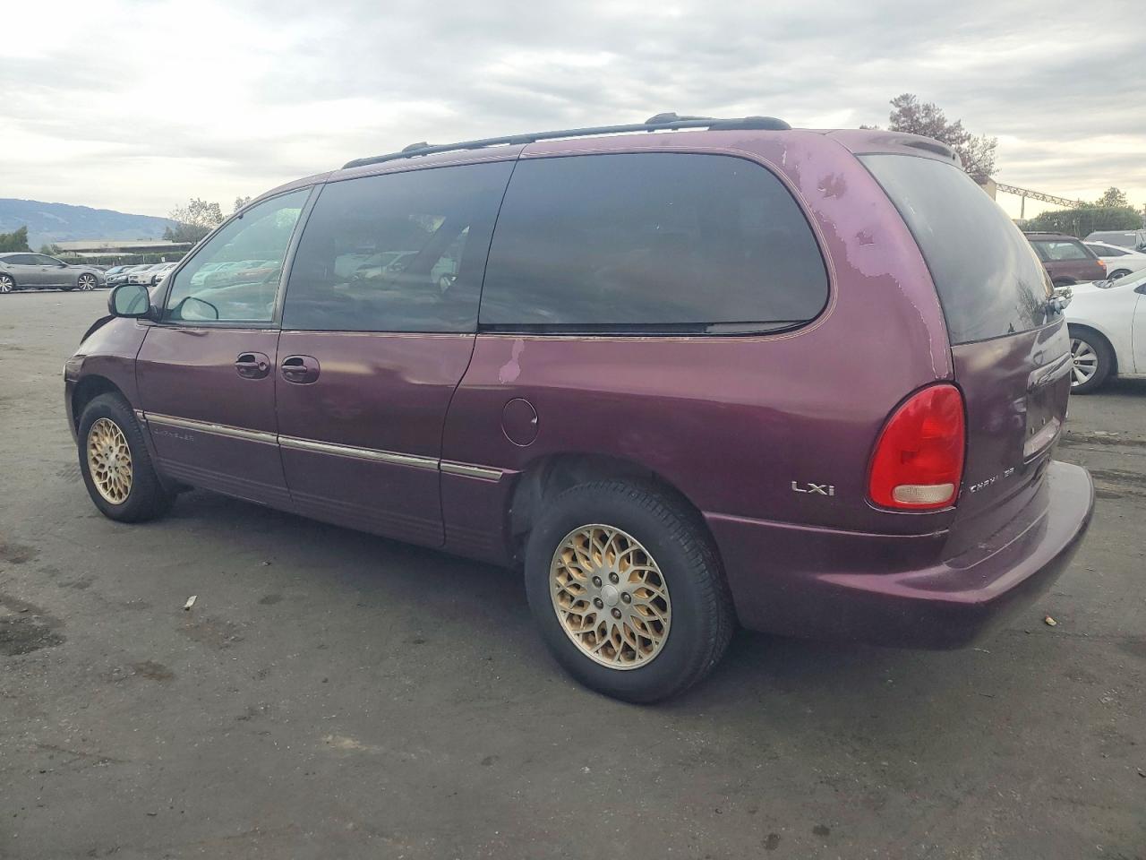 1998 CHRYSLER TOWN & COUNTRY LXI photo 2