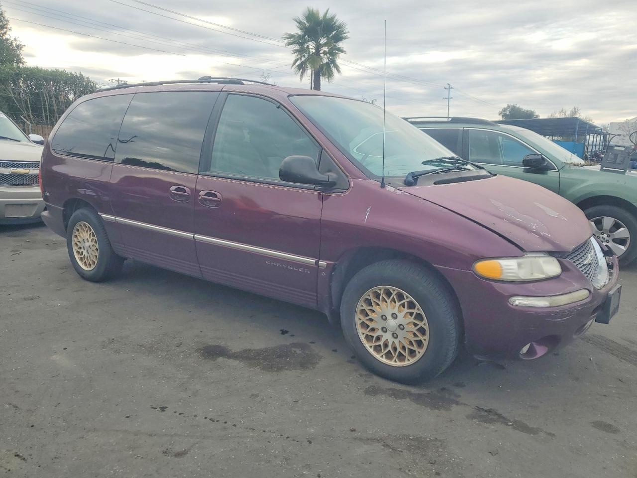 1998 CHRYSLER TOWN & COUNTRY LXI photo 4