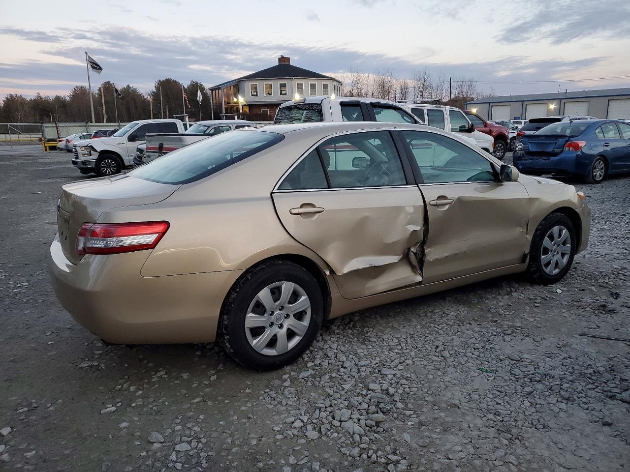 2011 TOYOTA CAMRY BASE photo 3