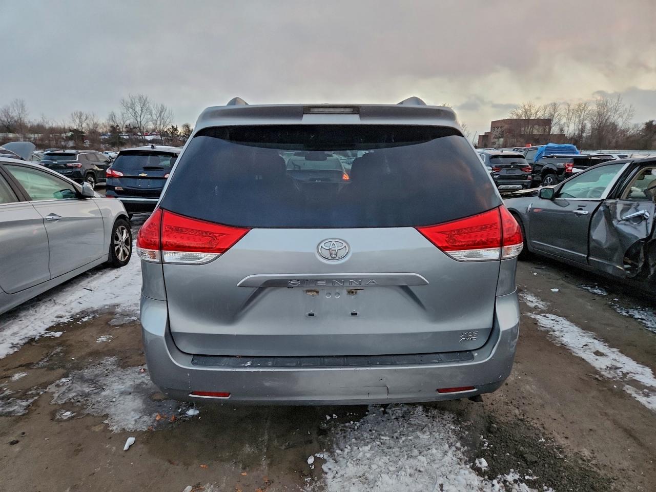 2014 TOYOTA SIENNA XLE photo 6