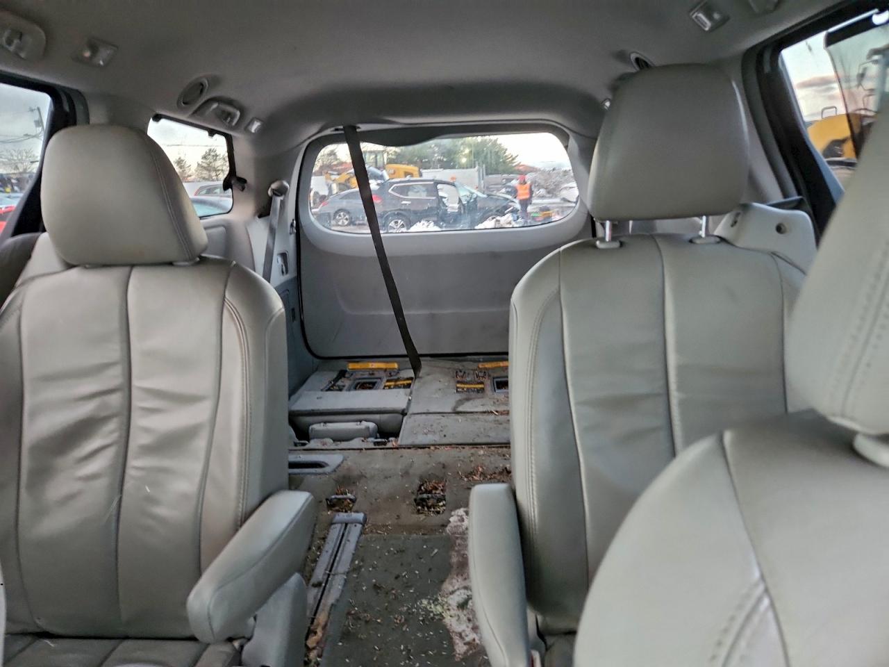 2014 TOYOTA SIENNA XLE photo 10