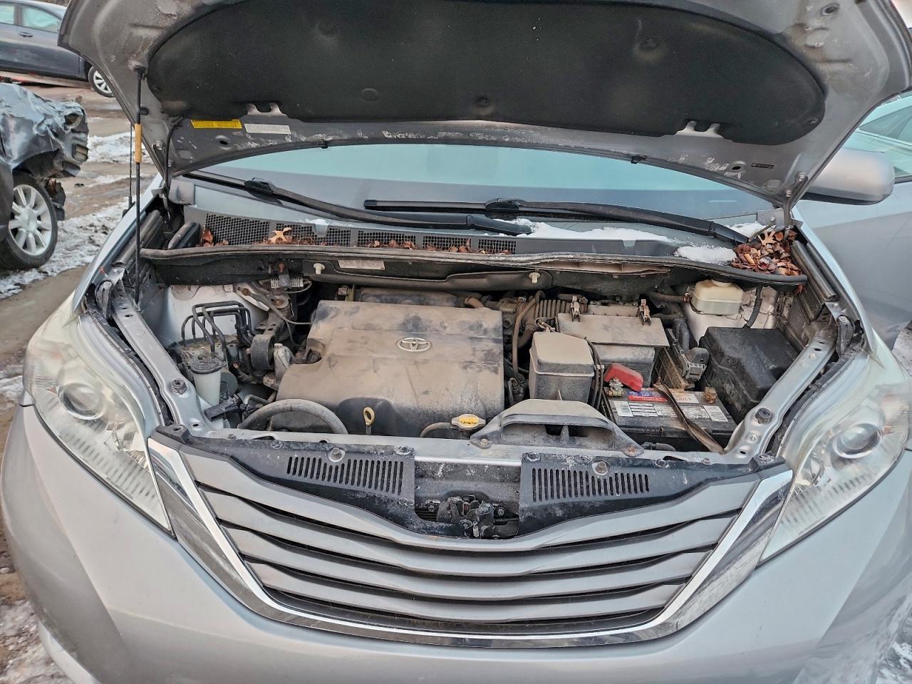 2014 TOYOTA SIENNA XLE photo 12