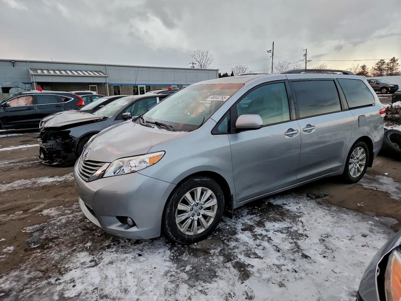 2014 TOYOTA SIENNA