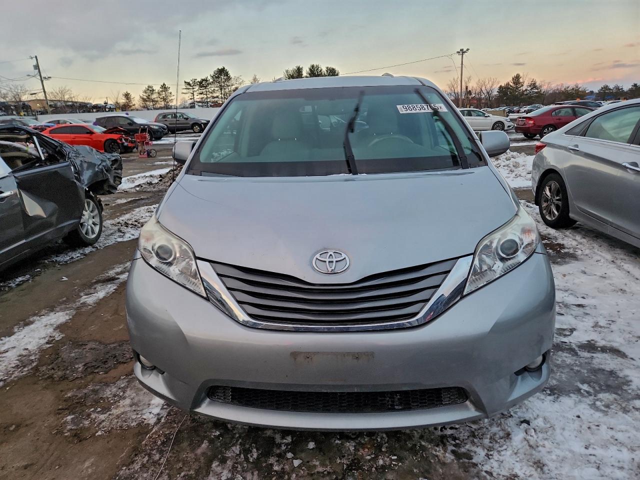 2014 TOYOTA SIENNA XLE photo 5
