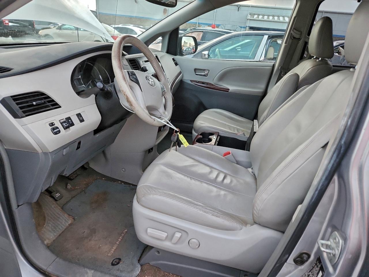 2014 TOYOTA SIENNA XLE photo 7