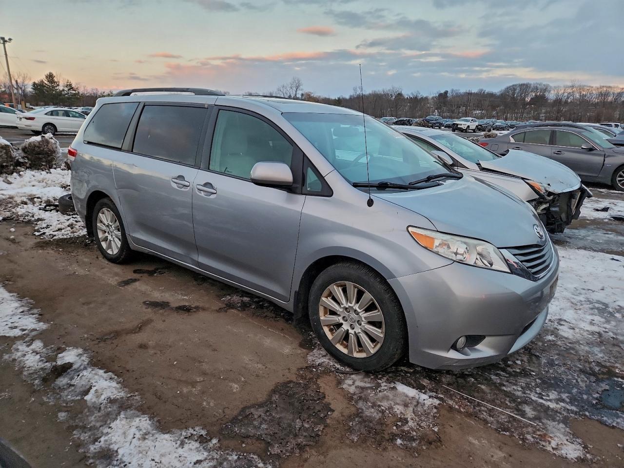 2014 TOYOTA SIENNA XLE photo 4