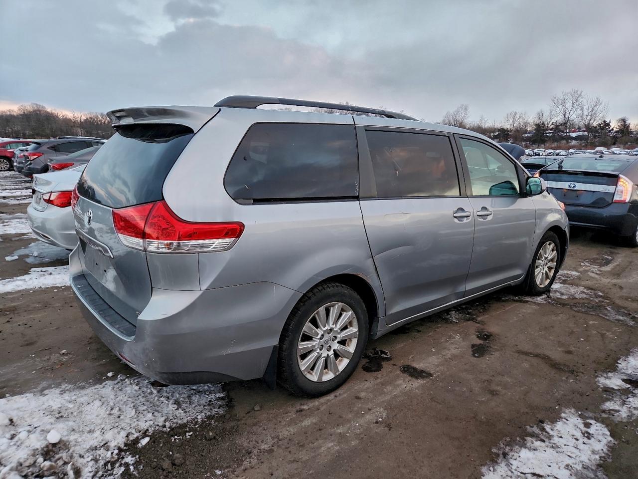 2014 TOYOTA SIENNA XLE photo 3