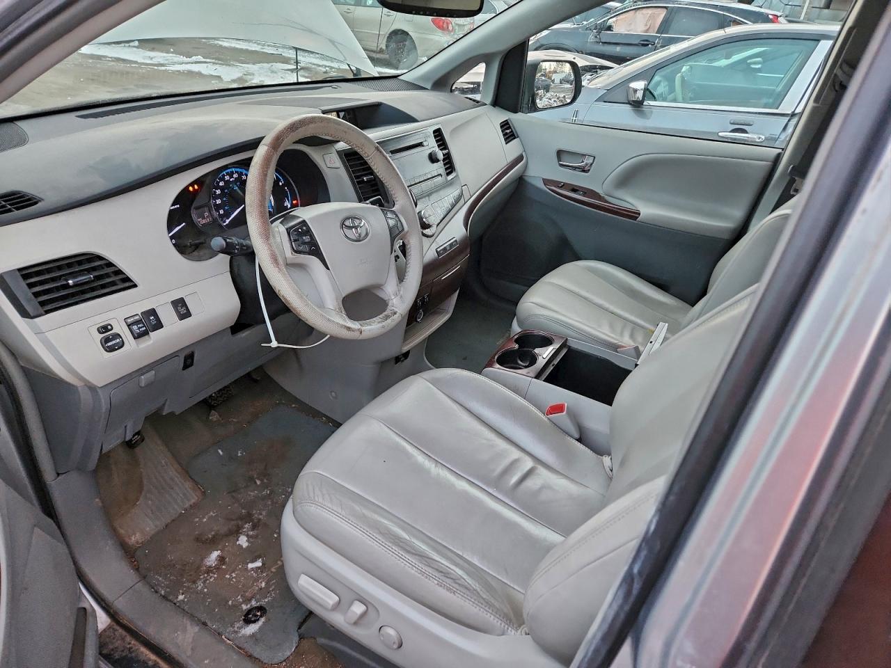 2014 TOYOTA SIENNA XLE photo 8