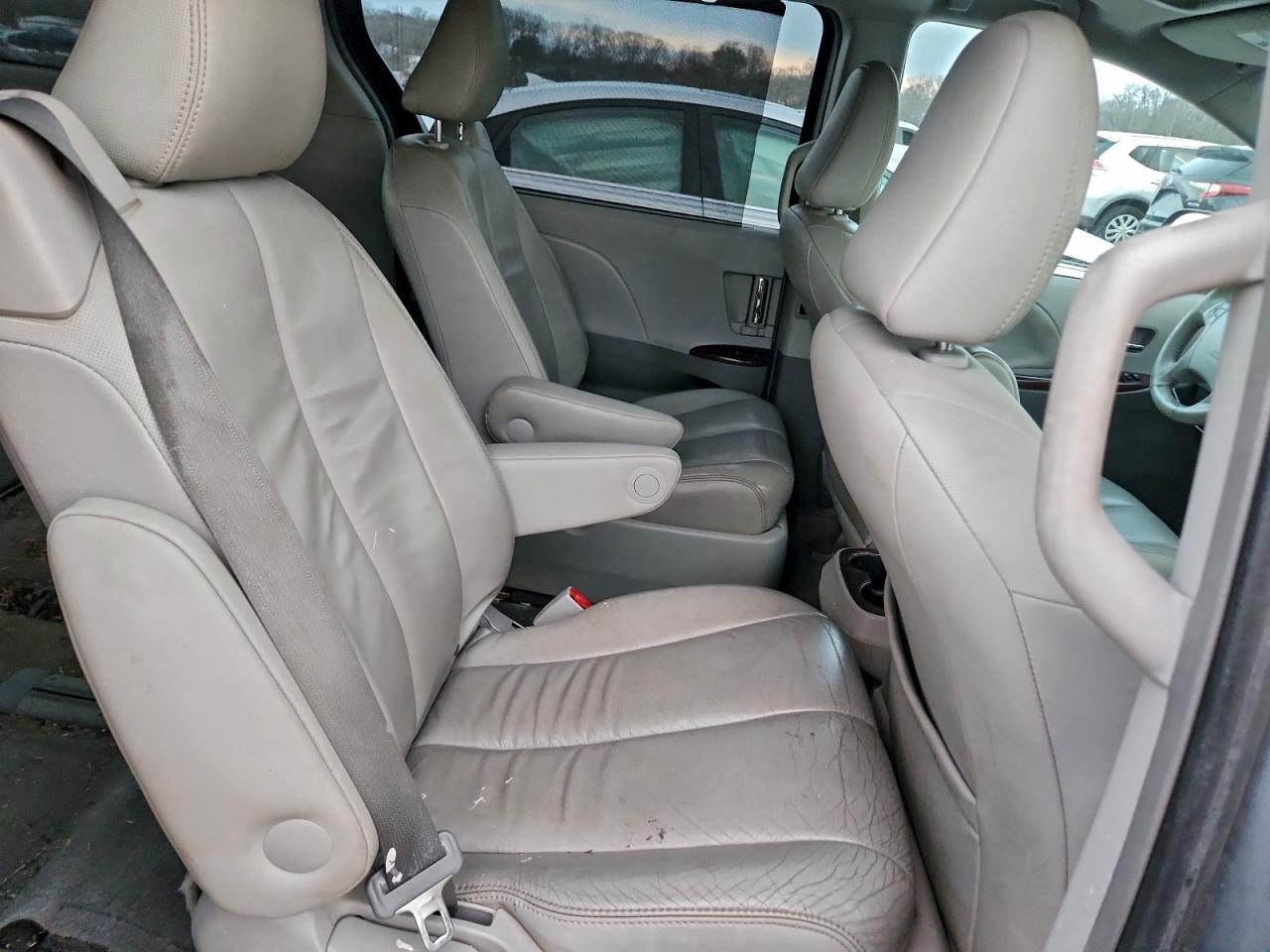 2014 TOYOTA SIENNA XLE photo 11