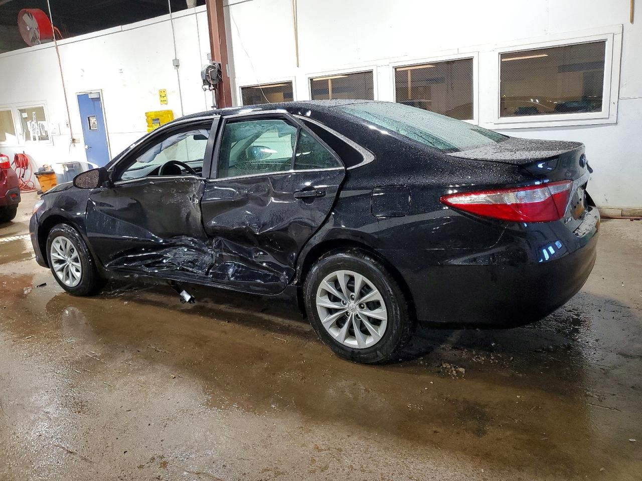 2017 TOYOTA CAMRY LE photo 3