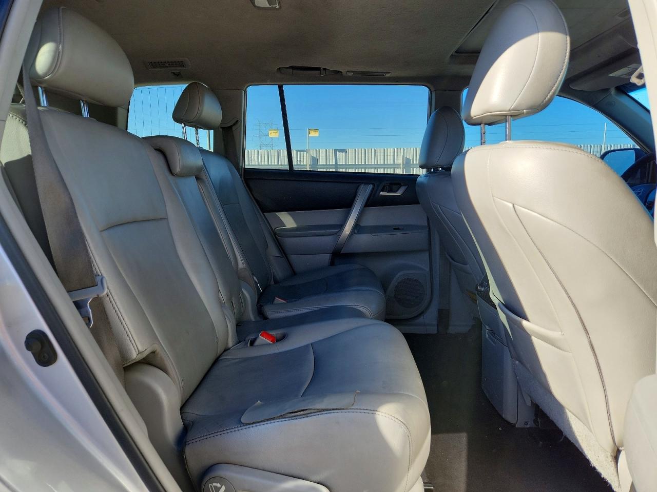 2013 TOYOTA HIGHLANDER BASE photo 11