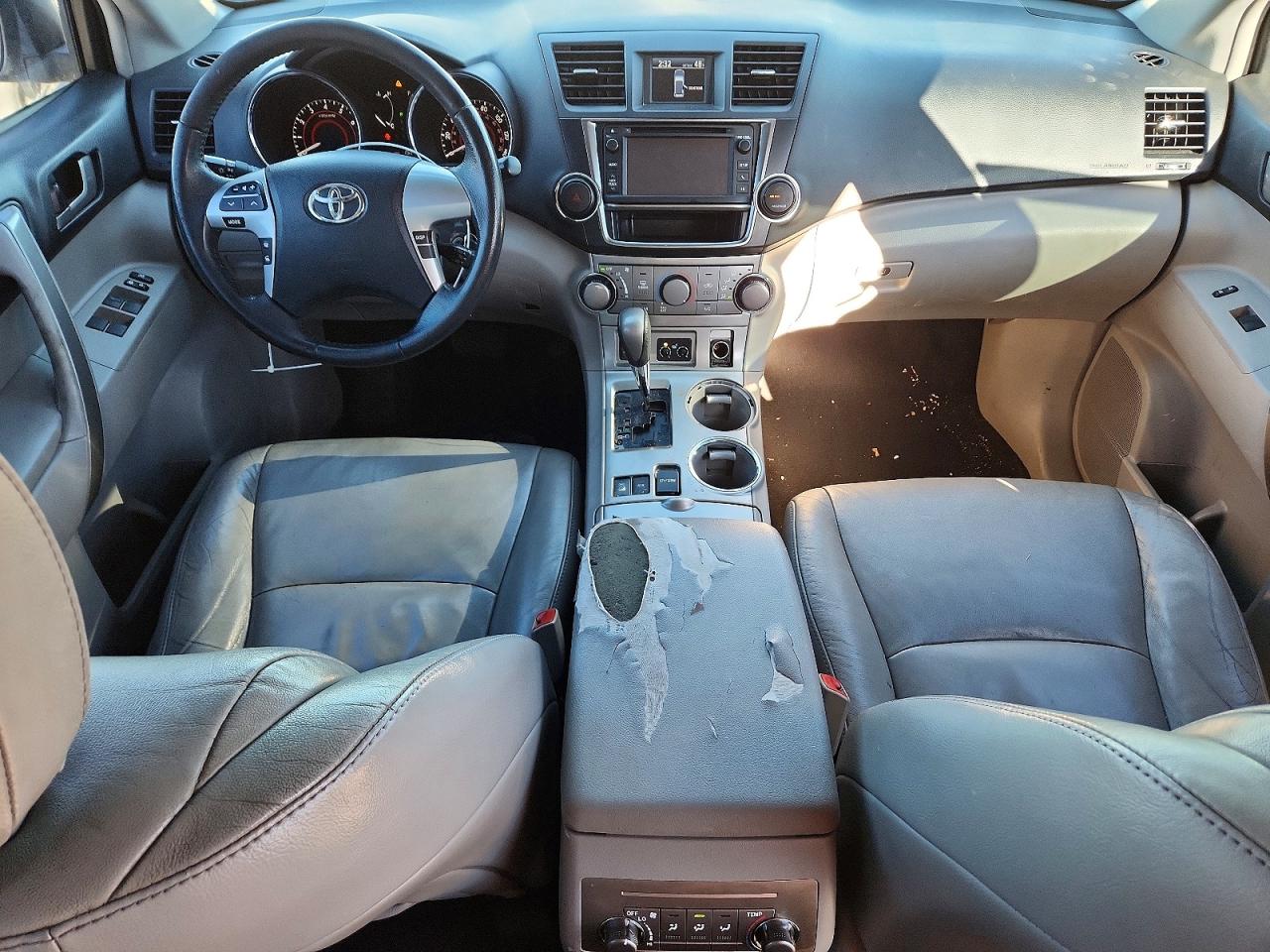 2013 TOYOTA HIGHLANDER BASE photo 8