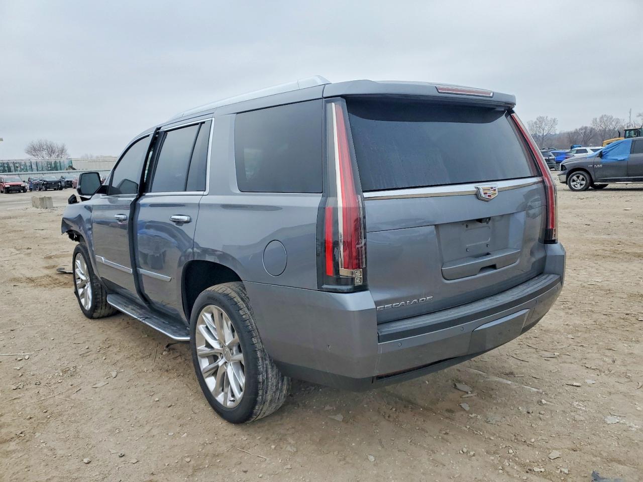 2019 CADILLAC ESCALADE LUXURY photo 2