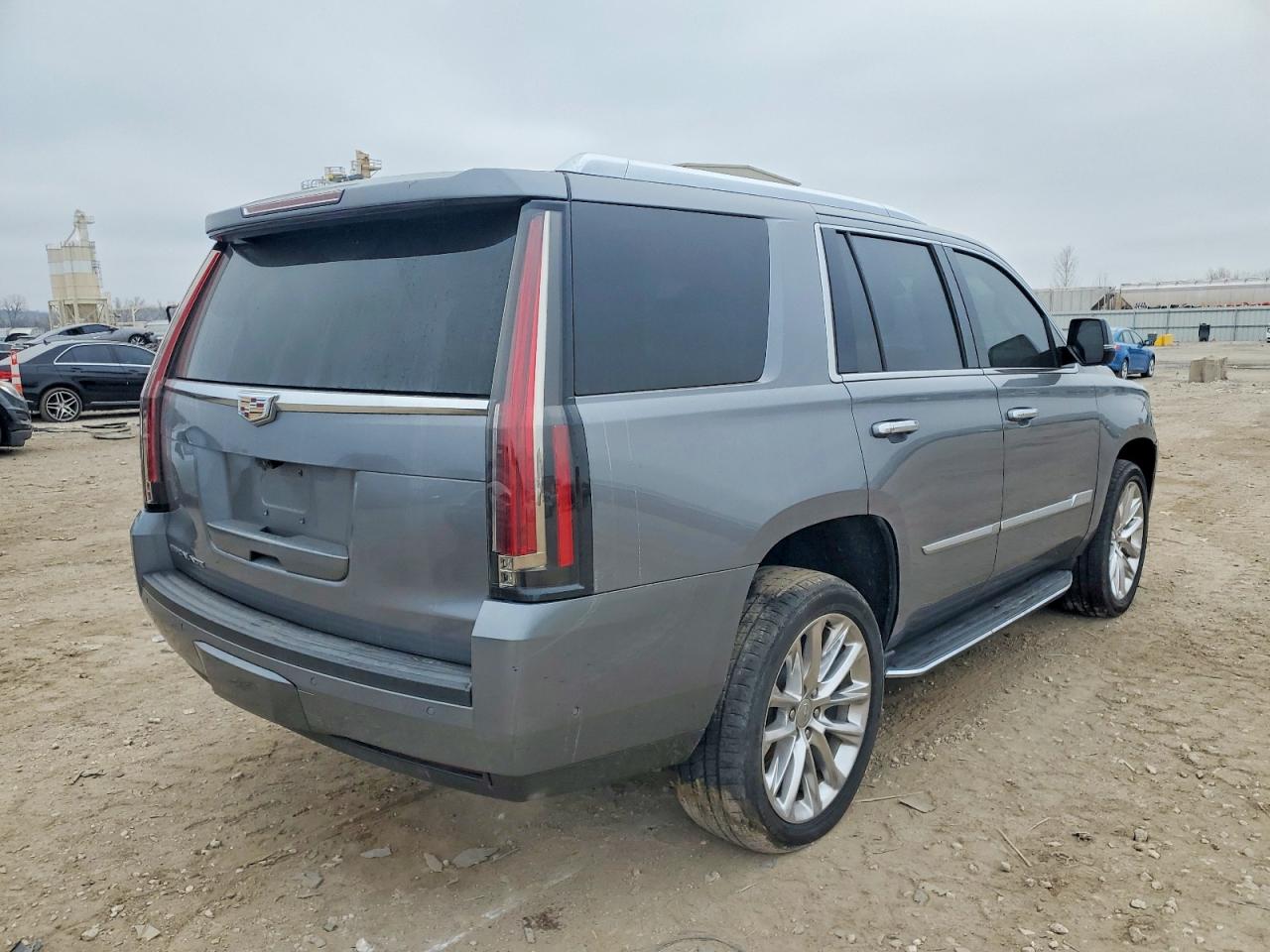 2019 CADILLAC ESCALADE LUXURY photo 3