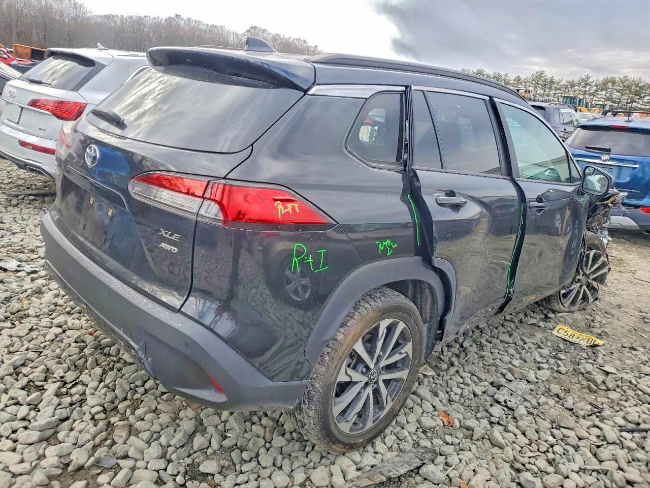 2022 TOYOTA COROLLA CROSS XLE photo 3