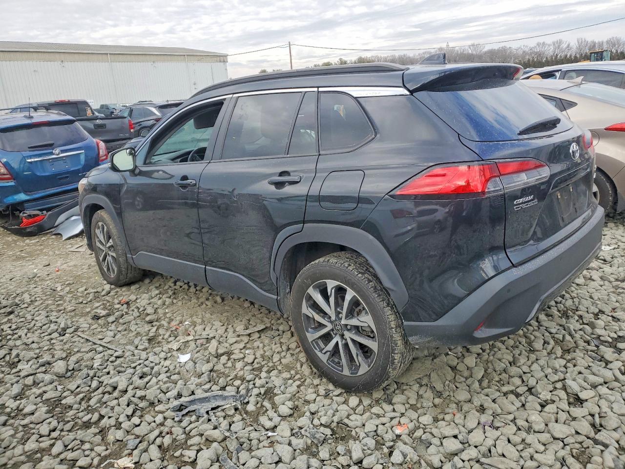 2022 TOYOTA COROLLA CROSS XLE photo 2