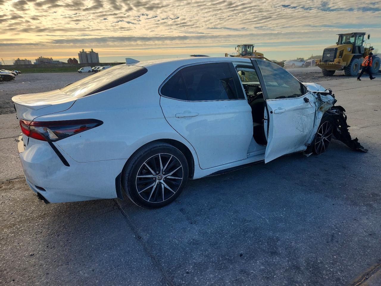 2024 TOYOTA CAMRY photo 3