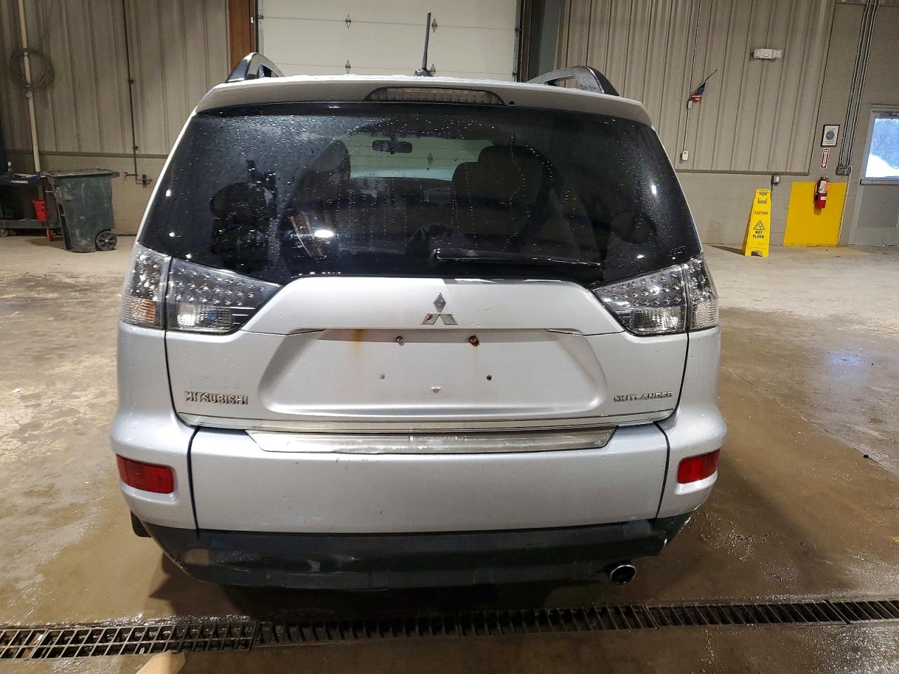 2011 MITSUBISHI OUTLANDER SE photo 6