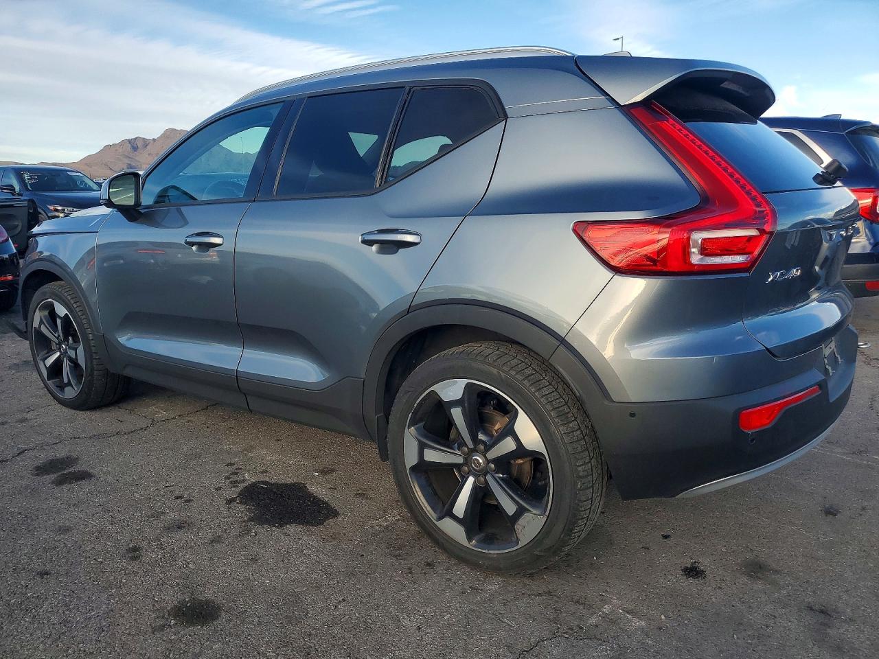 2019 VOLVO XC40 T5 MOMENTUM photo 2
