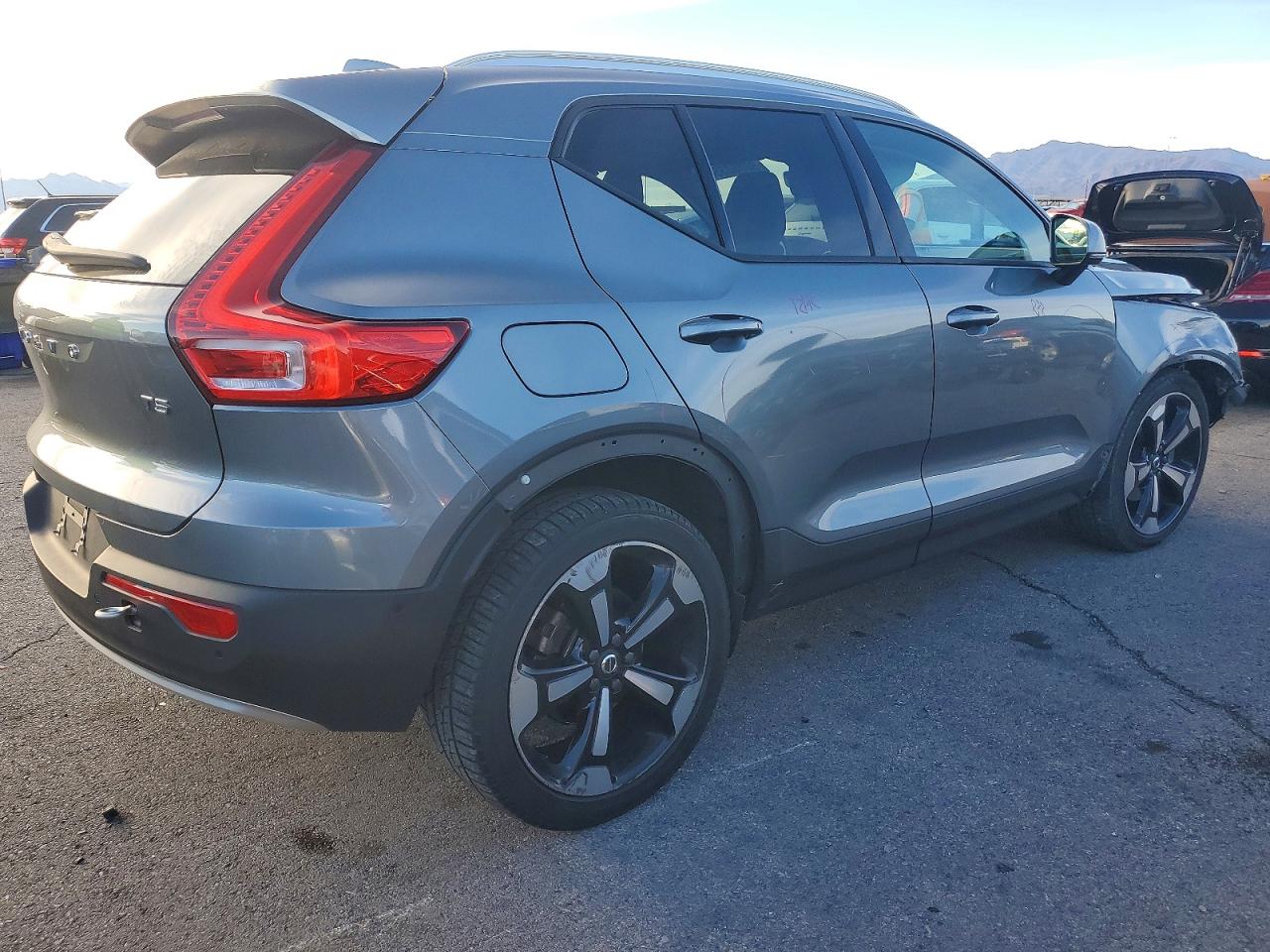 2019 VOLVO XC40 T5 MOMENTUM photo 3