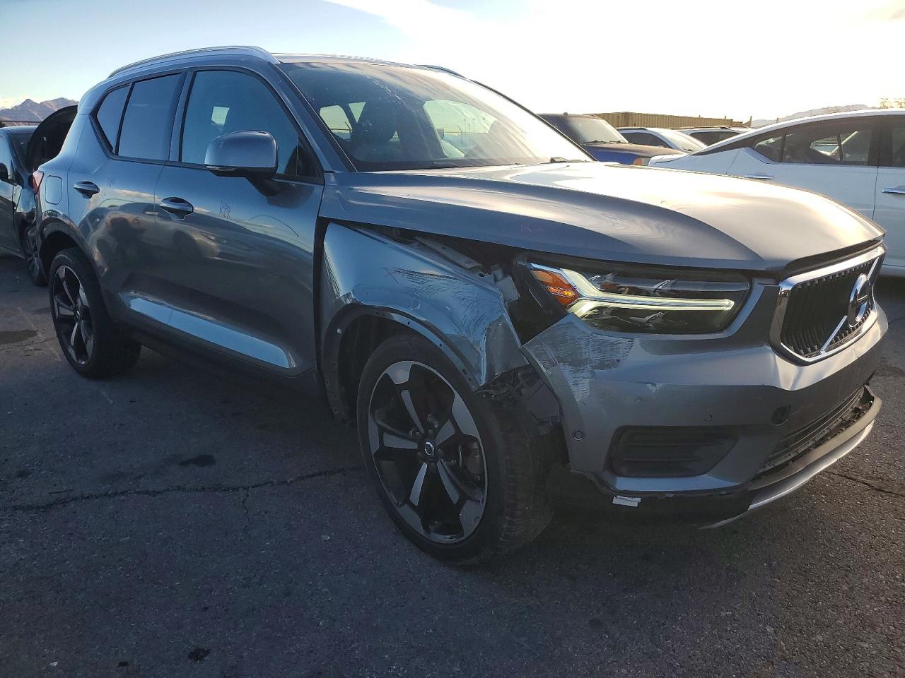 2019 VOLVO XC40 T5 MOMENTUM photo 4