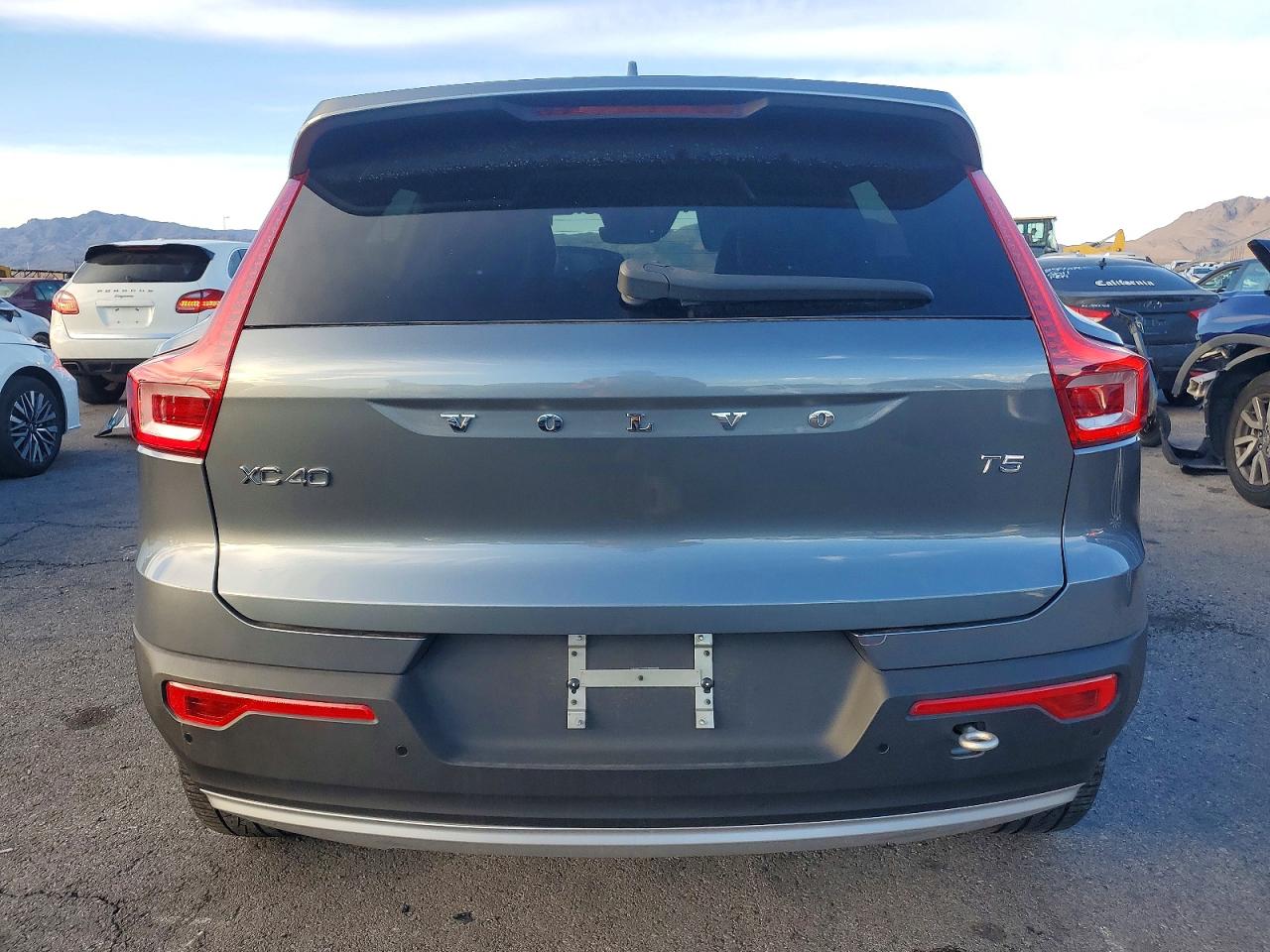 2019 VOLVO XC40 T5 MOMENTUM photo 6