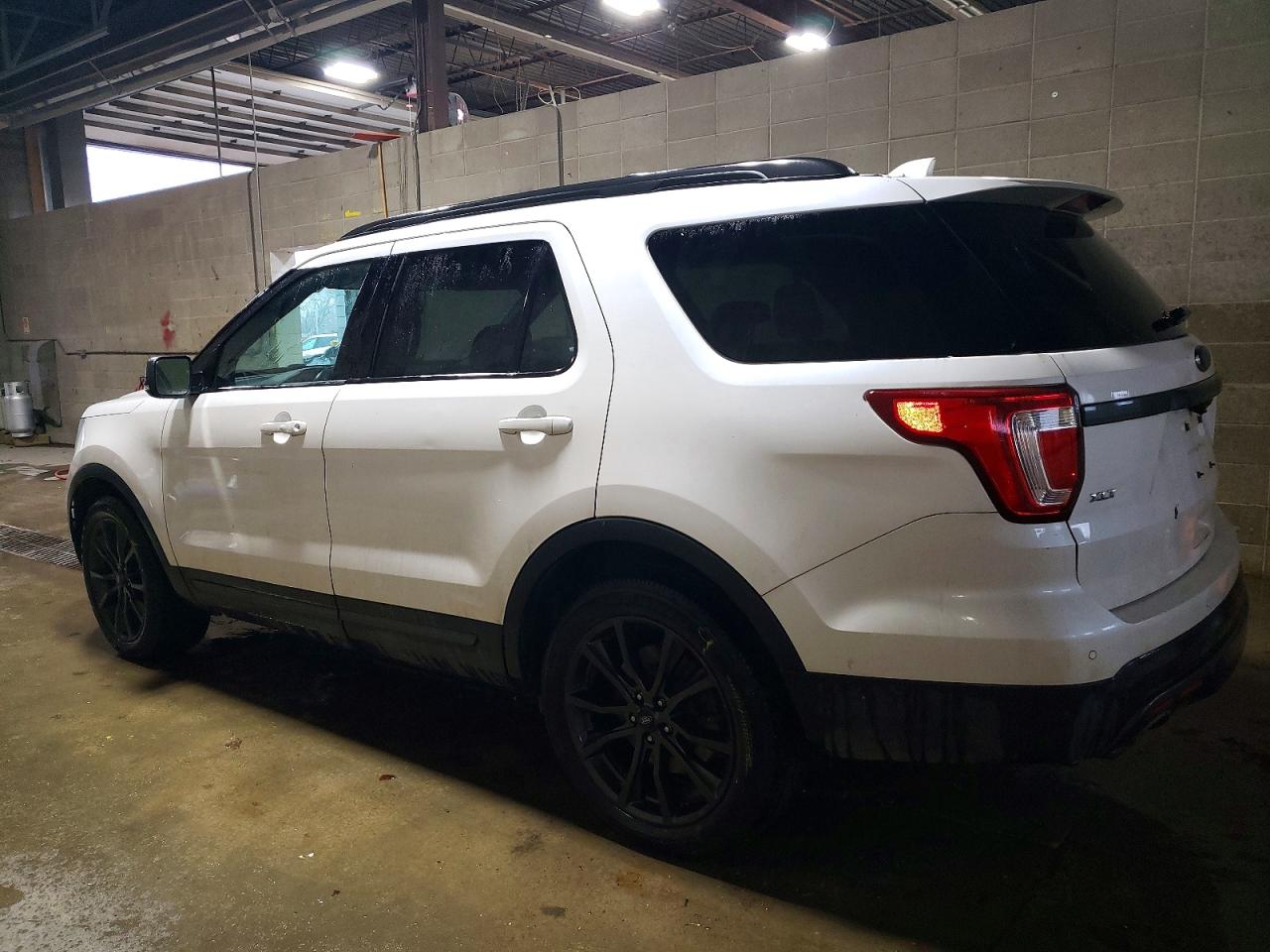 2017 FORD EXPLORER XLT photo 3