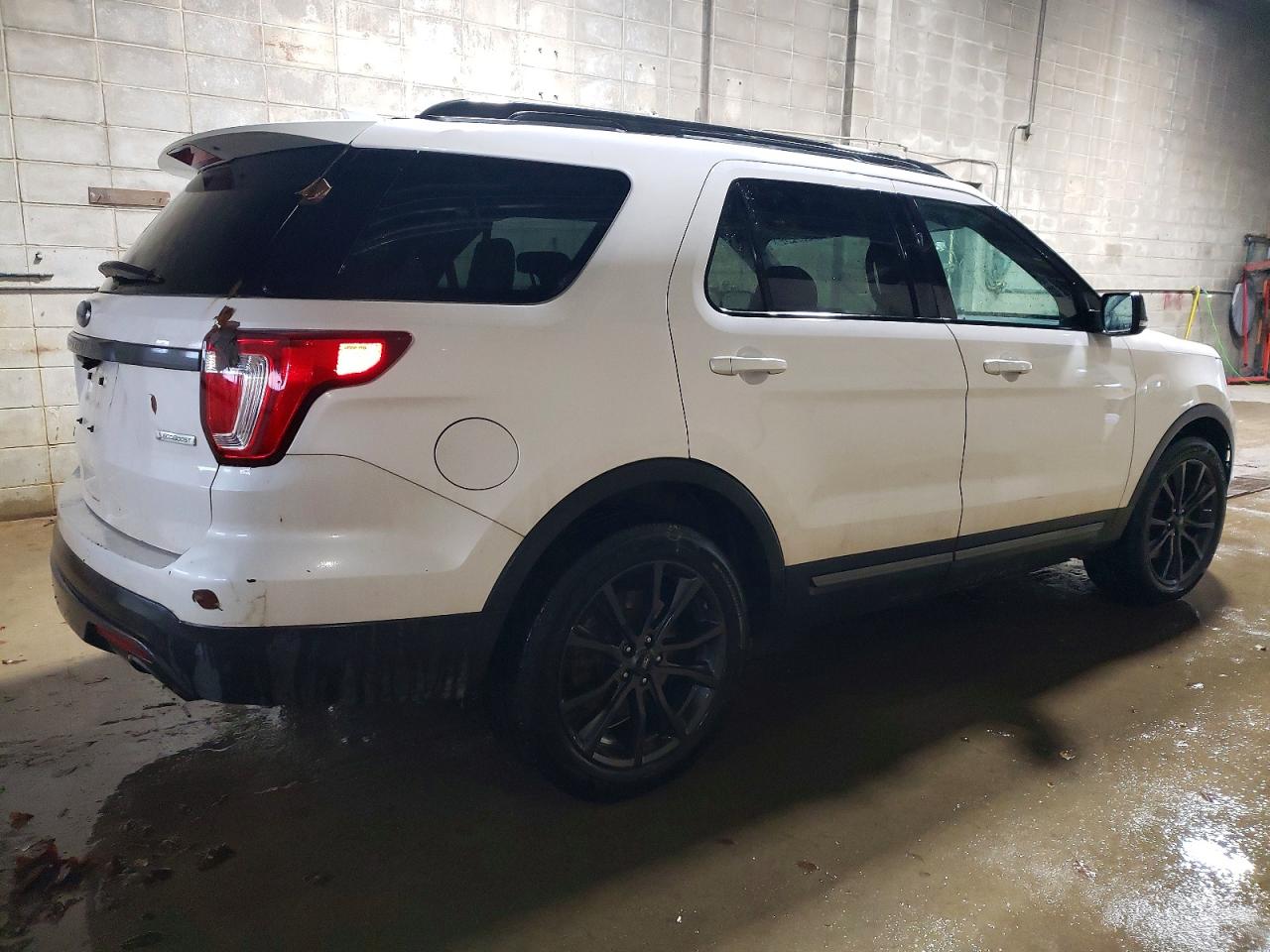 2017 FORD EXPLORER XLT photo 5