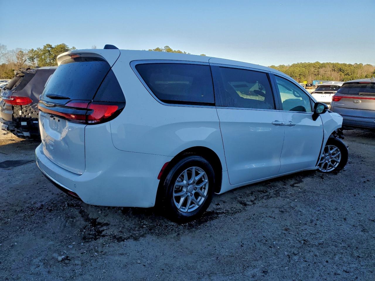 2026 CHRYSLER PACIFICA SELECT photo 3
