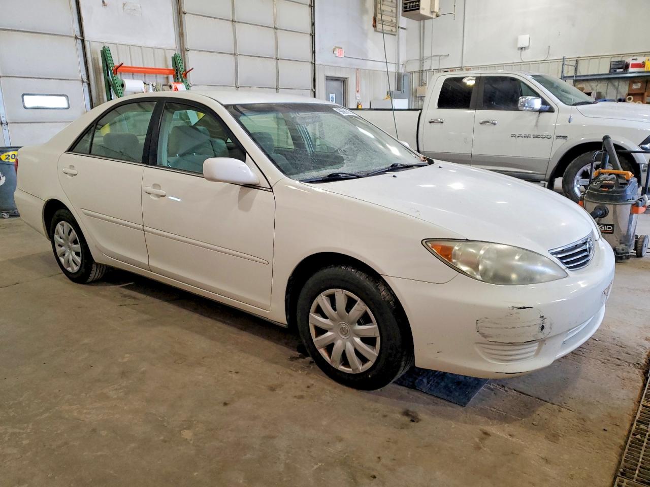 2005 TOYOTA CAMRY LE photo 4