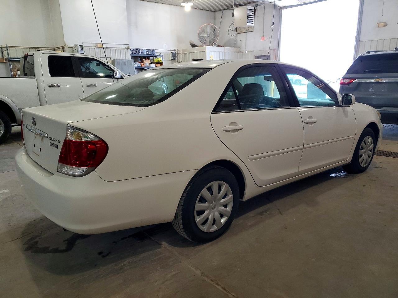 2005 TOYOTA CAMRY LE photo 3